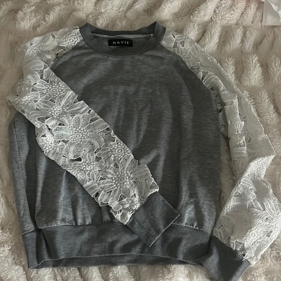 Long sleeve shirt, grey with white flowered sleeves (cut out) - Picture 1 of 1